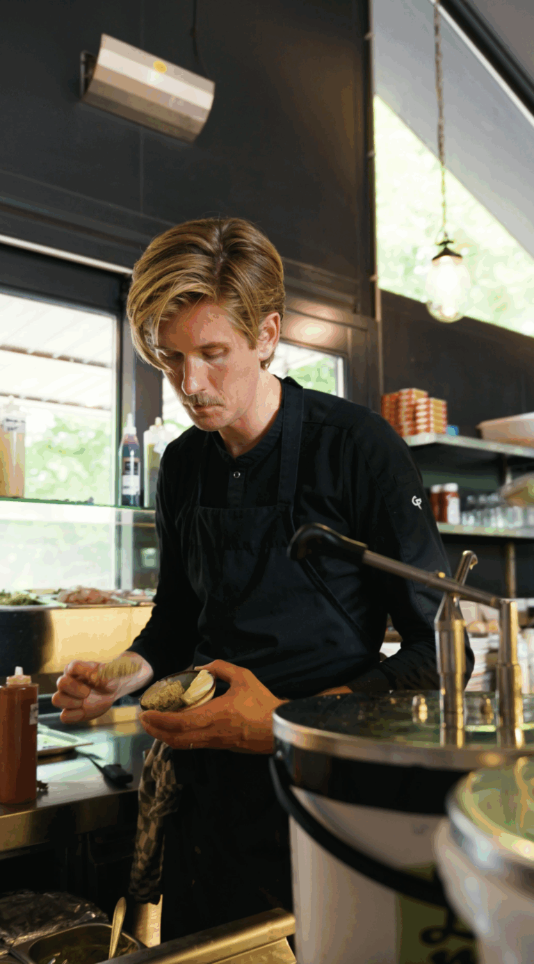 Buiten in de Kuil zelfstandig kok werkend in de keuken
